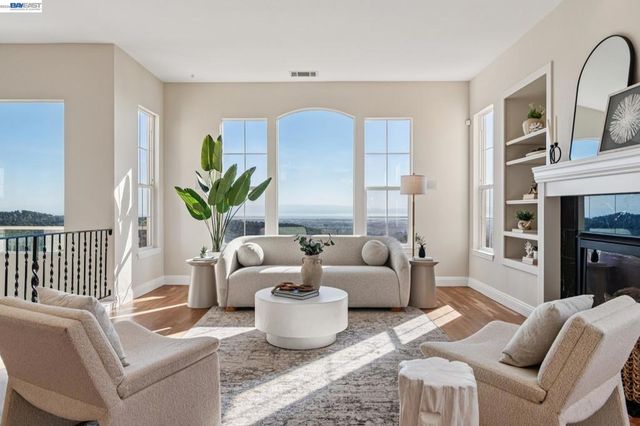 8255 Skyline Cir, Oakland, CA 94605