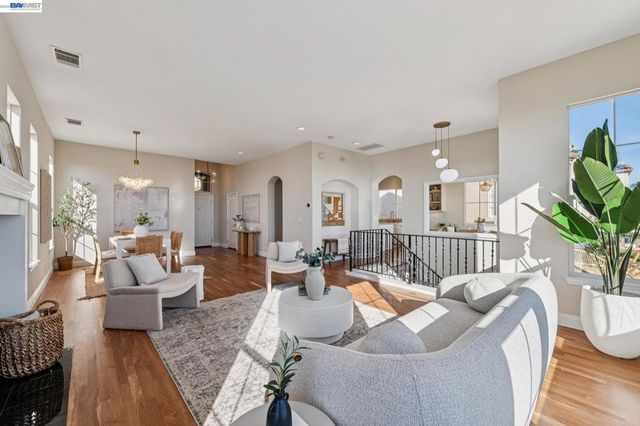 8255 Skyline Cir, Oakland, CA 94605