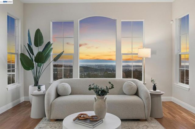 8255 Skyline Cir, Oakland, CA 94605