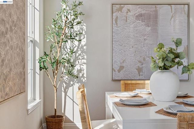 8255 Skyline Cir, Oakland, CA 94605