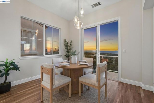 8255 Skyline Cir, Oakland, CA 94605