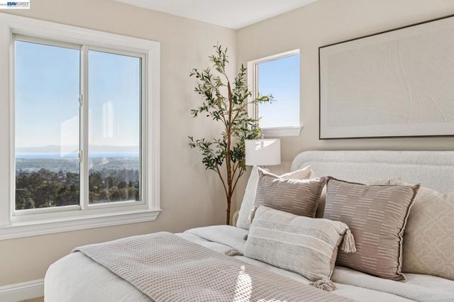 8255 Skyline Cir, Oakland, CA 94605