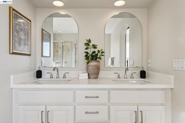 8255 Skyline Cir, Oakland, CA 94605