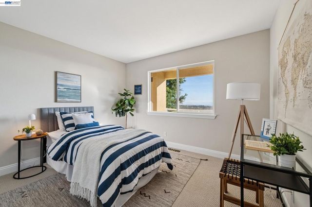 8255 Skyline Cir, Oakland, CA 94605