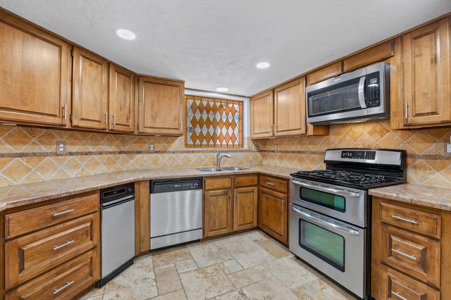 1375 Bullock Lane, Houston, TX 77055