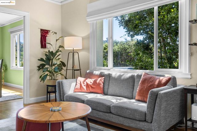 1222 Hollywood Ave, Oakland, CA 94602