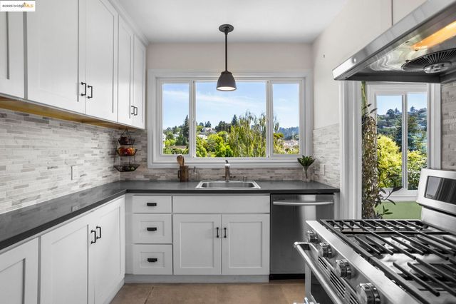 1222 Hollywood Ave, Oakland, CA 94602