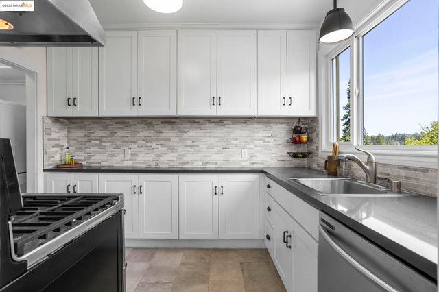 1222 Hollywood Ave, Oakland, CA 94602