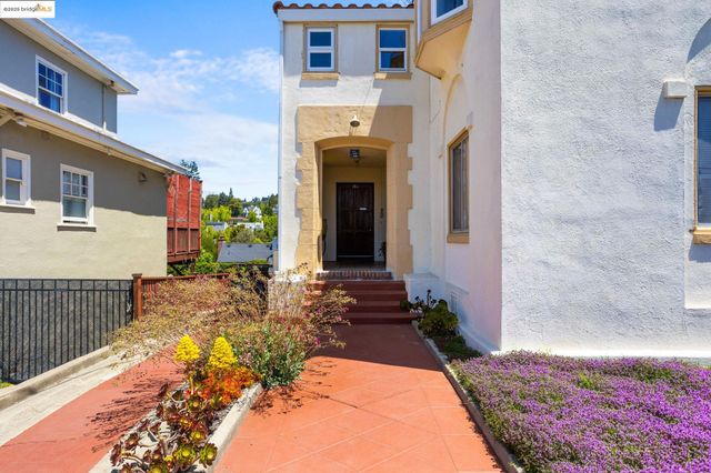 1222 Hollywood Ave, Oakland, CA 94602