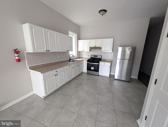 560 EDGEWOOD AVE, Trenton, NJ 08618