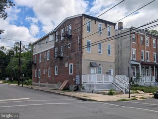 560 EDGEWOOD AVE, Trenton, NJ 08618