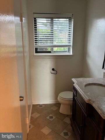 18815 WALKERS CHOICE RD, Gaithersburg, MD 20886