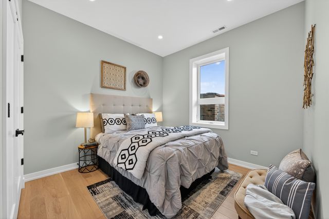 1347 W Grand Avenue 4N, Chicago, IL 60642