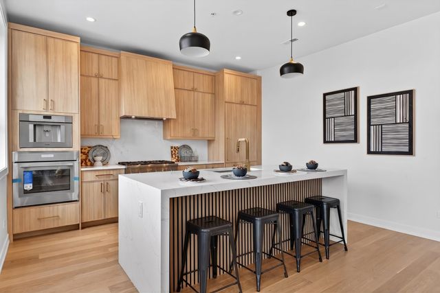 1347 W Grand Avenue 4N, Chicago, IL 60642