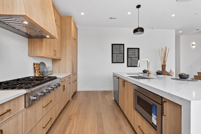 1347 W Grand Avenue 4N, Chicago, IL 60642