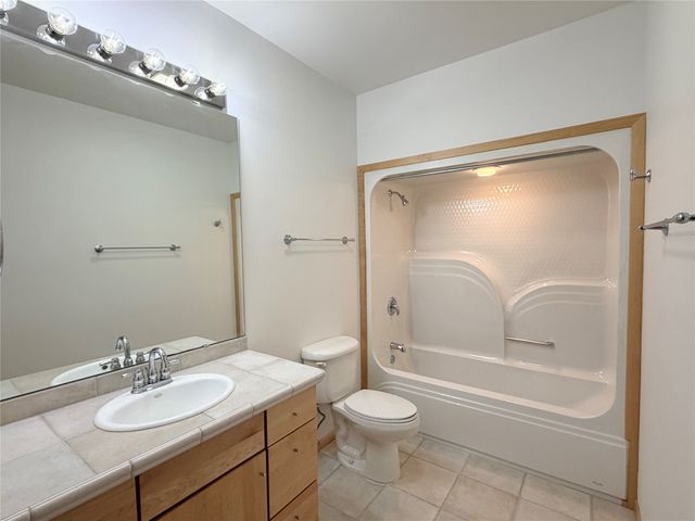 1102 S 12th Avenue W, Newton, IA 50208