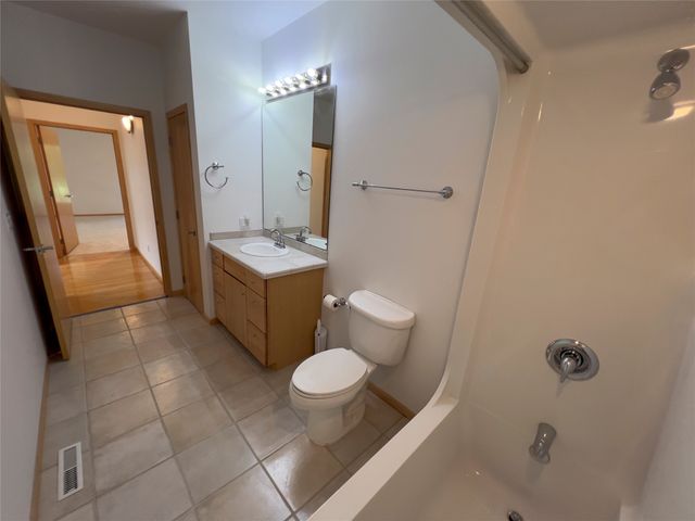 1102 S 12th Avenue W, Newton, IA 50208
