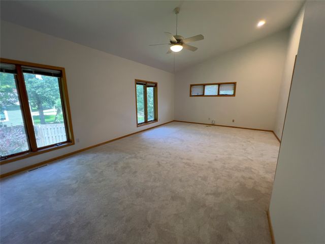 1102 S 12th Avenue W, Newton, IA 50208