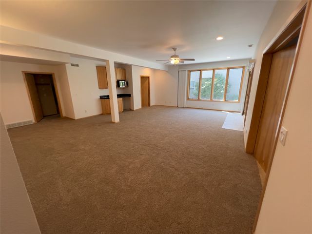 1102 S 12th Avenue W, Newton, IA 50208