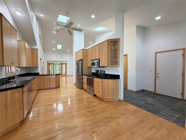 1102 S 12th Avenue W, Newton, IA 50208