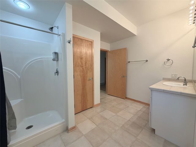 1102 S 12th Avenue W, Newton, IA 50208
