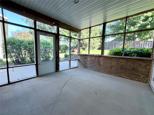 1102 S 12th Avenue W, Newton, IA 50208