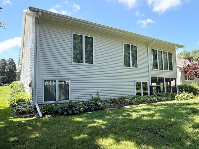 1102 S 12th Avenue W, Newton, IA 50208