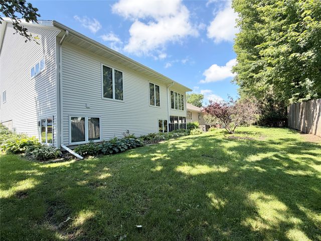 1102 S 12th Avenue W, Newton, IA 50208