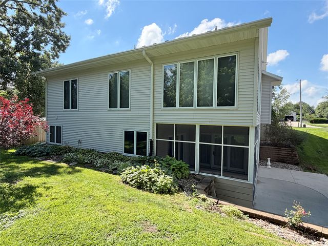 1102 S 12th Avenue W, Newton, IA 50208