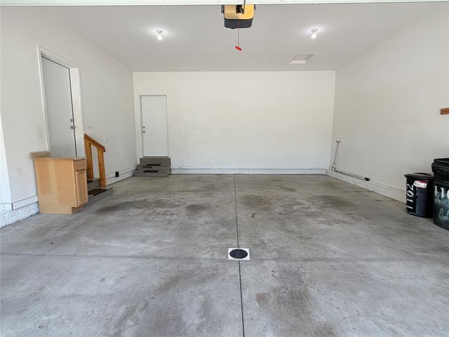 1102 S 12th Avenue W, Newton, IA 50208