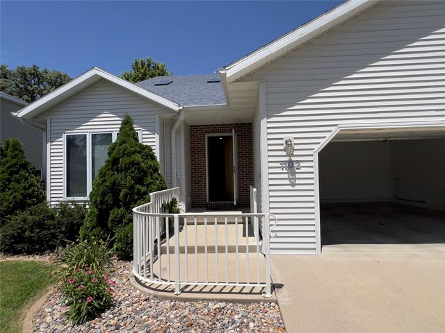 1102 S 12th Avenue W, Newton, IA 50208