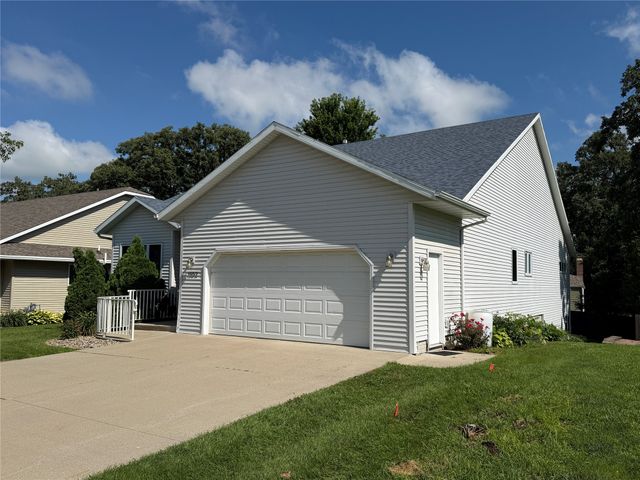 1102 S 12th Avenue W, Newton, IA 50208