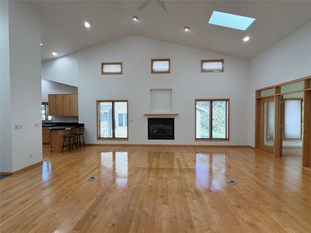 1102 S 12th Avenue W, Newton, IA 50208