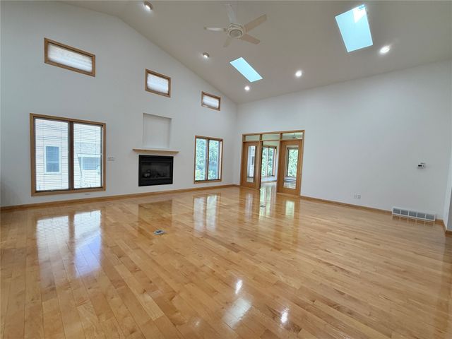 1102 S 12th Avenue W, Newton, IA 50208