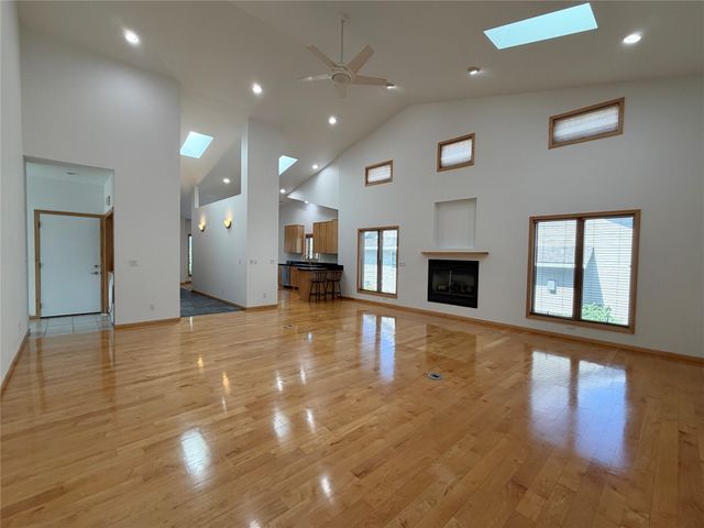 1102 S 12th Avenue W, Newton, IA 50208