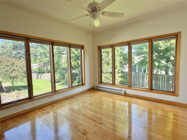 1102 S 12th Avenue W, Newton, IA 50208