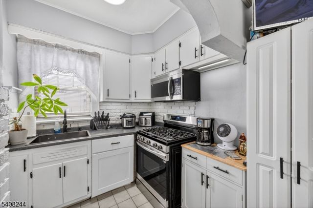 19 Victor St, Lodi Boro, NJ 07644