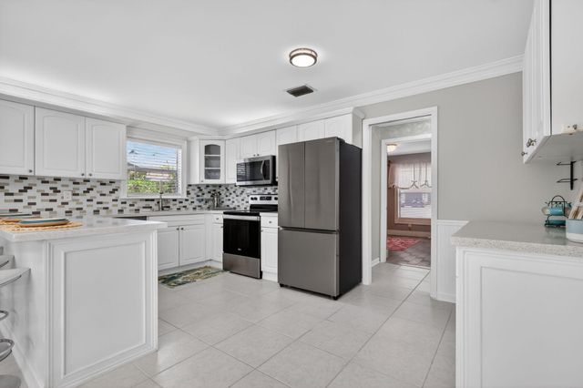 8444 Linden Way, Greenacres, FL 33467