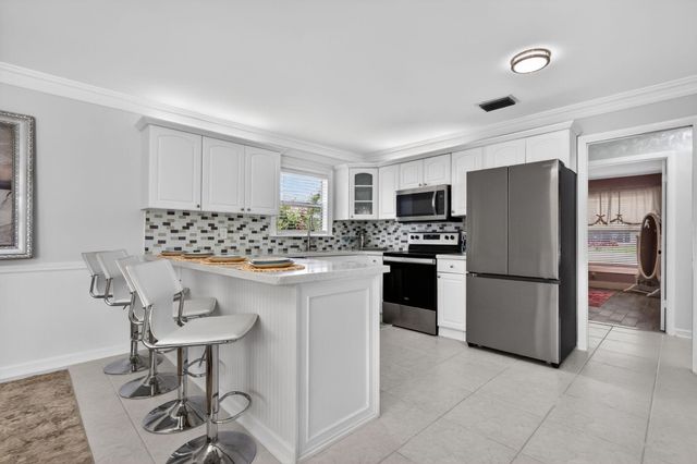 8444 Linden Way, Greenacres, FL 33467