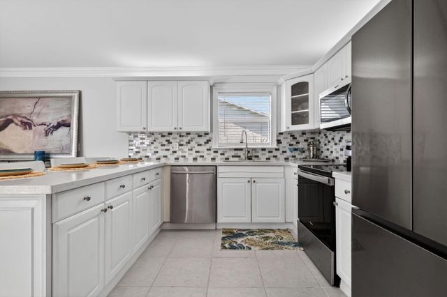 8444 Linden Way, Greenacres, FL 33467