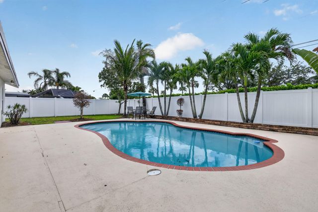 8444 Linden Way, Greenacres, FL 33467