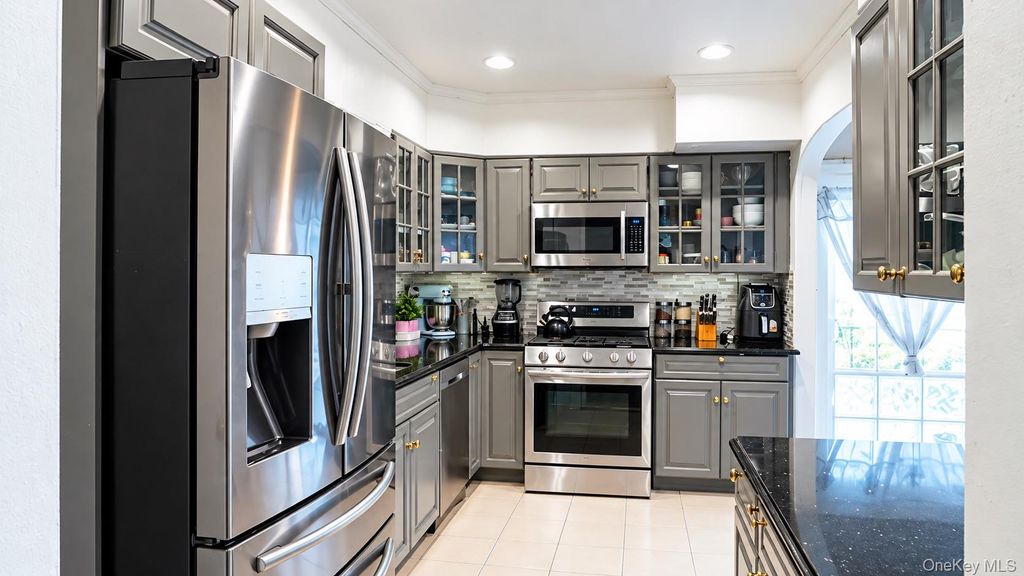 542 Logan Avenue, Bronx, NY 10465 — photo 4
