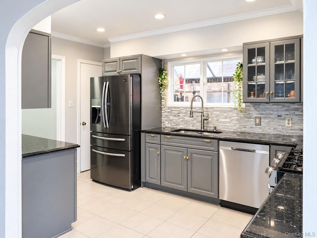 542 Logan Avenue, Bronx, NY 10465 — photo 5