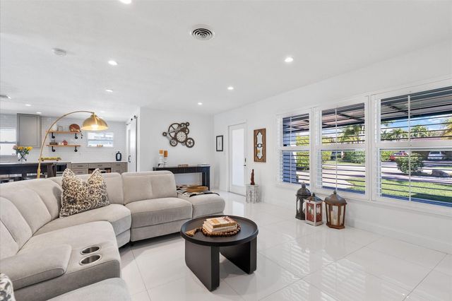 4421 NE 16th Avenue, Oakland Park, FL 33334