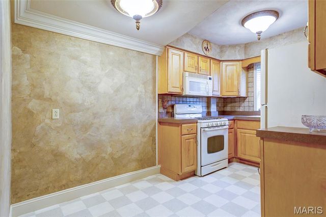 1 Delcrest Court 103, St Louis, MO 63124