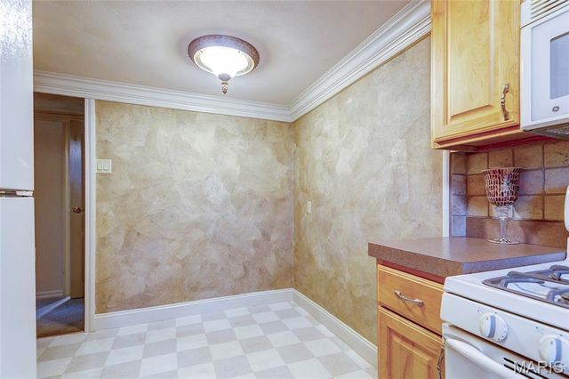 1 Delcrest Court 103, St Louis, MO 63124