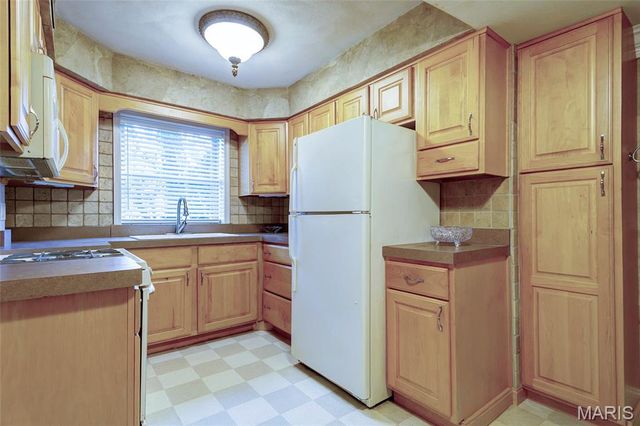 1 Delcrest Court 103, St Louis, MO 63124