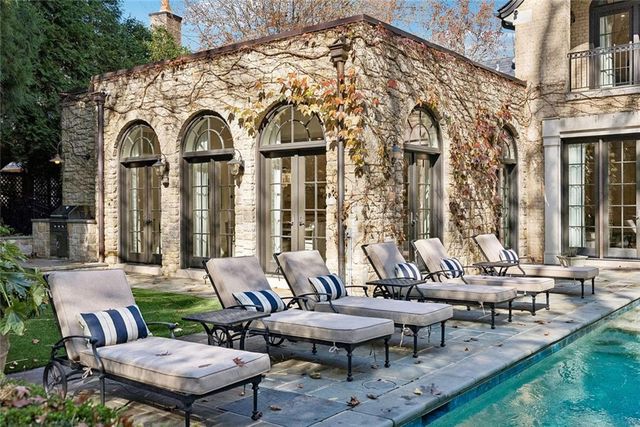 675 W Paces Ferry NW Road 13, Atlanta, GA 30327