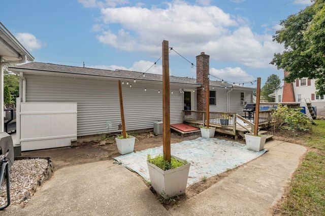 80 Quartus St, Chicopee, MA 01013