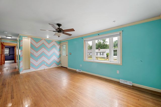 80 Quartus St, Chicopee, MA 01013